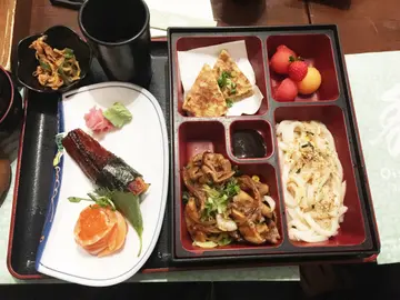 烤杂菇豚肉热乌冬便当