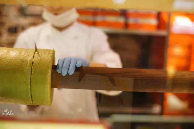 年輪蛋糕用木慢慢地轉動,同時把蛋糕的材料一層一層抹在上面慢慢焙烤