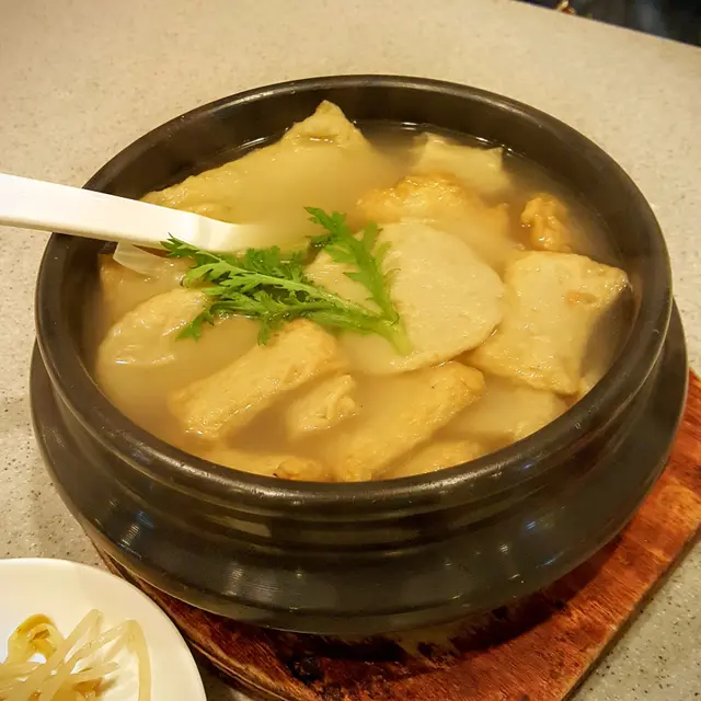 魚蛋份量奇多又有多款的魚蛋，有白蘿蔔，味道像自己家中做的湯，清清淡淡的