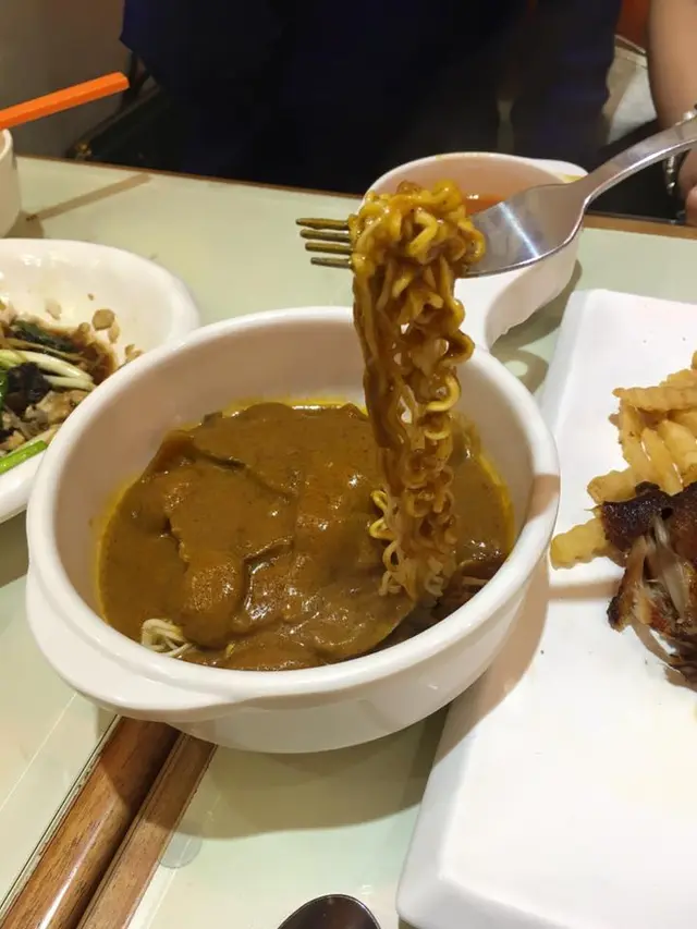 咖喱牛脷撈公仔麵