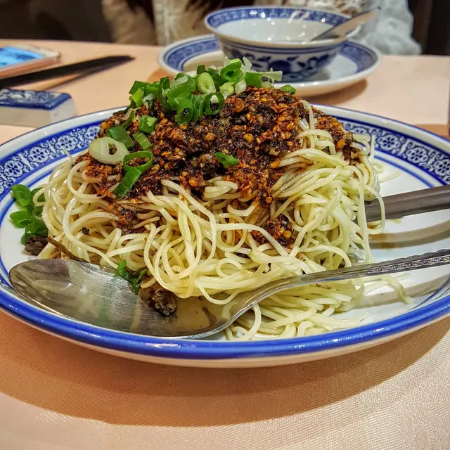 先把上面的醬料和麵條攪拌起來,看來油比較多。麵硬度適中,爽滑有彈性,有麵粉味,醬汁帶酸辣味,酸辣咸味剛好,辣度適中(每個人吃辣程度有別),加上爽滑涼麵條,一點點的酸味中和不油膩感,油而不膩