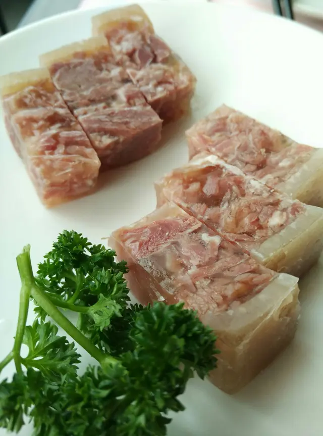 鎮江肴肉 本來是有8件的，我們吃了兩件先記得要影相，嘻嘻！