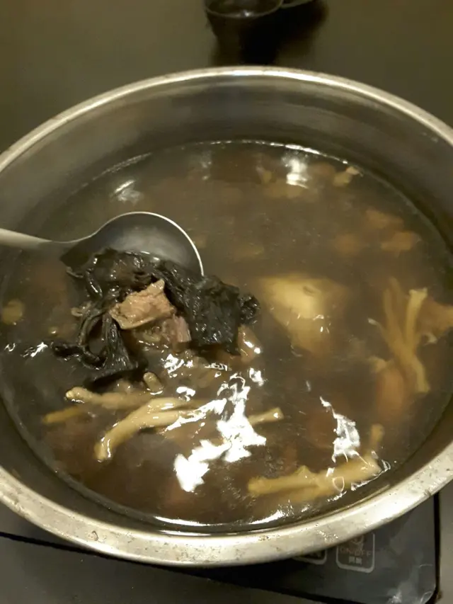 雲南黑虎掌菌燉豬腳根