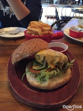 Char - grilled chicken beef Burger with Fries - 尖沙咀的Playa de Papagayo
