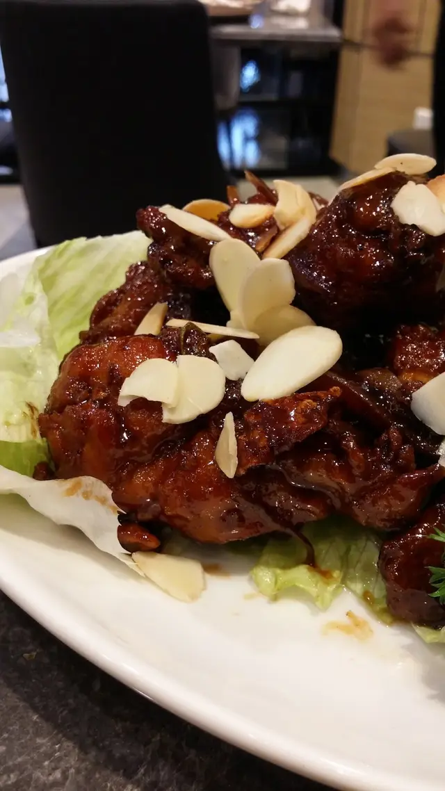 比起豬肉，雞肉味道來得純粹，感覺上也比較輕盈少膩