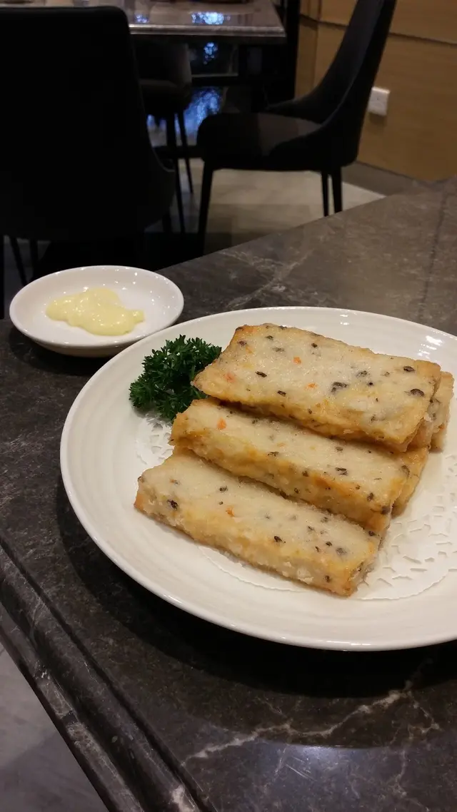 炸得金黃，外層微微酥化的脆感教人不捨，可惜油得過份了，滲油至底部也泛起一層油光