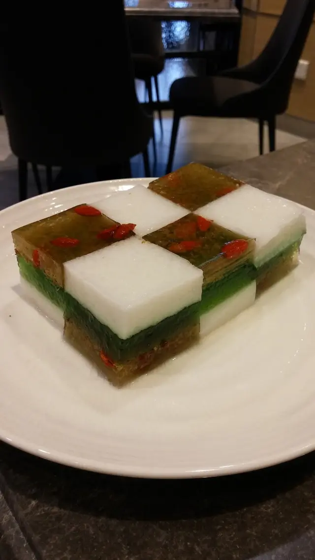 椰汁層不算細緻香滑，椰汁香也只是輕輕一捺，未夠喉啊