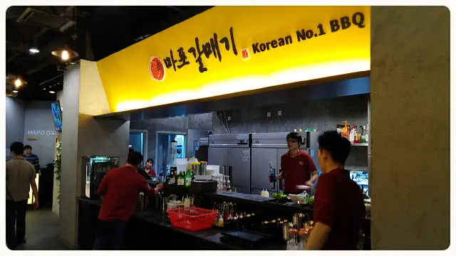 經過預備出菜的開放式廚房, 甚為乾淨整齊, 之後就可走到佔地甚廣的進食區。