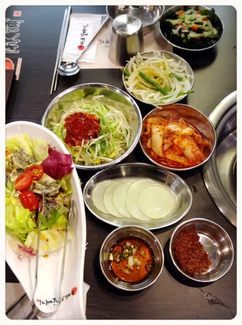 一坐下, 還沒落單, 店員已即時奉上一碟碟的韓式前菜和醬料, 效率非常之快。