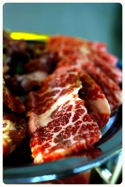 套餐有霜降牛肉120g, 新麻蒲秘製牛五花肉150g, 新麻浦護心肉150g, 新麻浦五花肉150g。