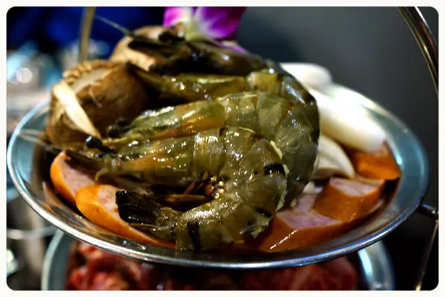 特選雜錦併盤: 年糕, 蘑菇, 豬肉腸和大蝦。