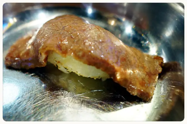 牛肉大塊, 厚薄度適中, 牛味一般, 不過肉汁豐富, 表面燒熟了, 內裡仍保持嫩滑, 不錯!