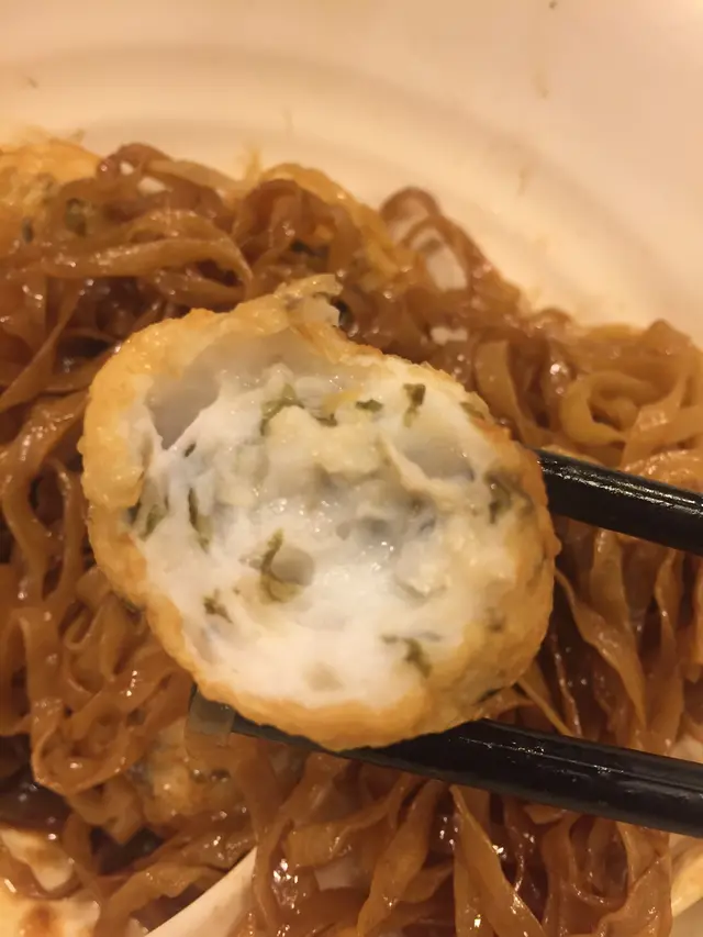 炸紫菜墨魚丸黑豉油撈麵