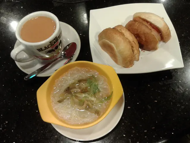 雞扒飽加配炸菜肉絲米粉，熱奶茶