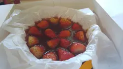 表層是士多啤梨加jelly, 下層是士多啤梨芝士蛋糕, 還要中間是流心的