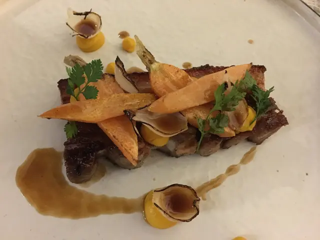 燒慢煮豬腩肉配甘荀香橙蓉