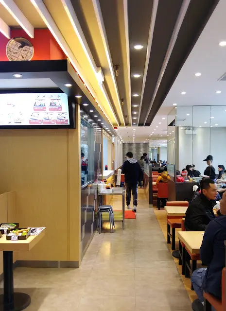 位處工廠區, 裝潢不算是太講究, 倒有點飯堂的感覺
