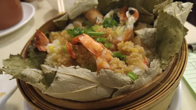 蒜茸鮮蝦荷葉蒸糯米飯
