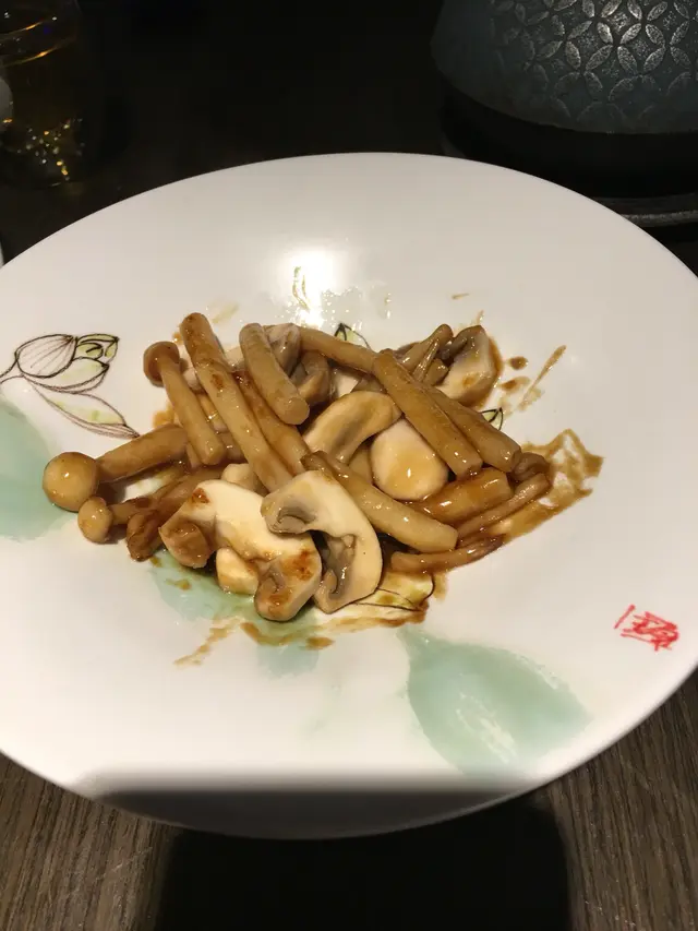 這碟餸其實味道好食嘅。汁又唔會太咸，味道剛剛好！但只給三星是因為真係好細碟，份量太少，同個價錢有點不符，所以覺得有啲唔抵。