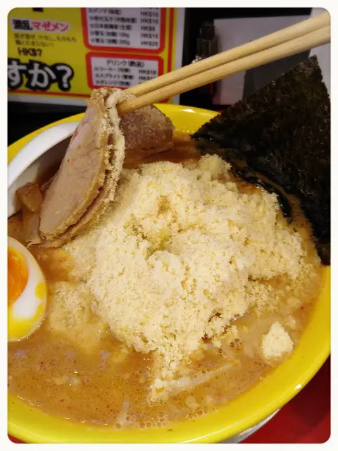 隱藏於大塊叉燒下面的大量芝士粉多到有點兒嚇窒, 加上背脂, 爆肥程度簡直直迫底線!