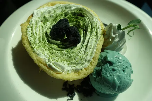 綠茶熔岩厚燒班戟配法國藍玫瑰味雪糕