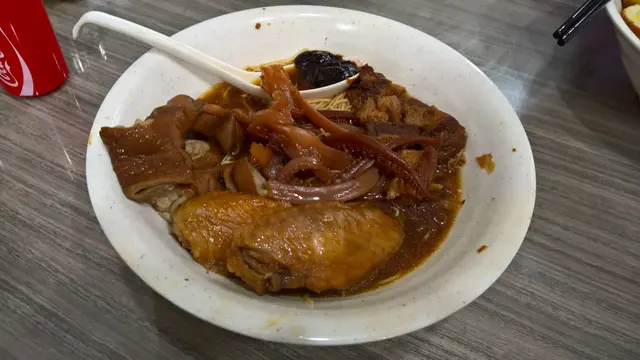 豬腸、牛腩、雞翼和魷魚加幼麵底
