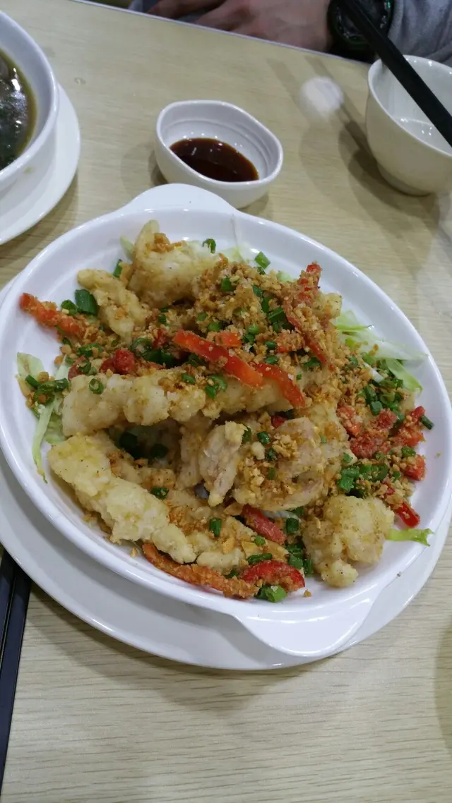 個粉漿厚度剛剛好,唔似其他酒樓同飯店咁,食舊粉仲多過隻鮮魷。此外個炸蒜拎嚟撈飯都唔錯