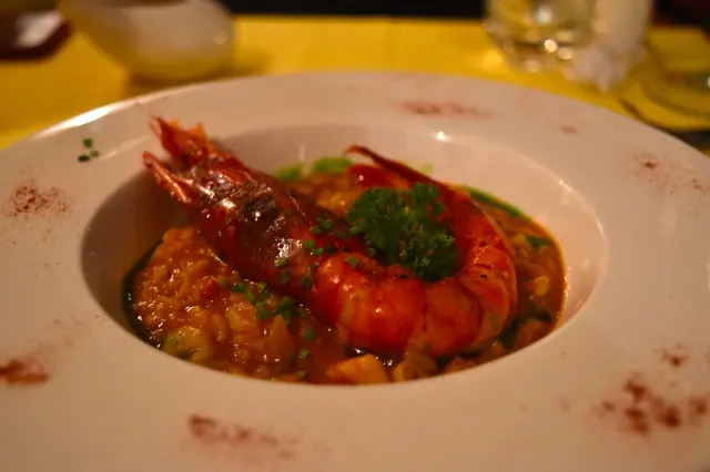 Red prawns, razor clams and codfish maw juicy rice