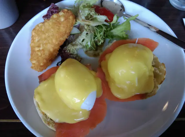 egg benedict with smoked salmon