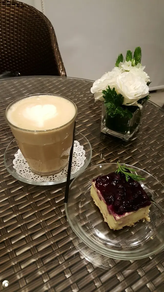 Cafe latte and blue cheesecake 