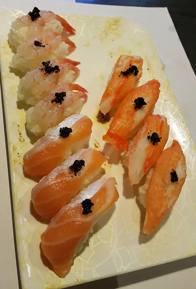 黑松露蟹棒、甜蝦及三文魚壽司