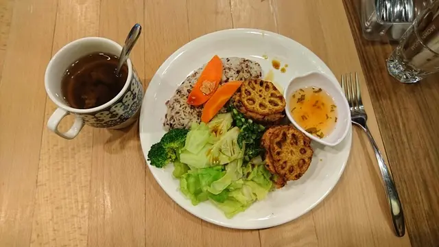 蓮藕蝦餅糙米飯