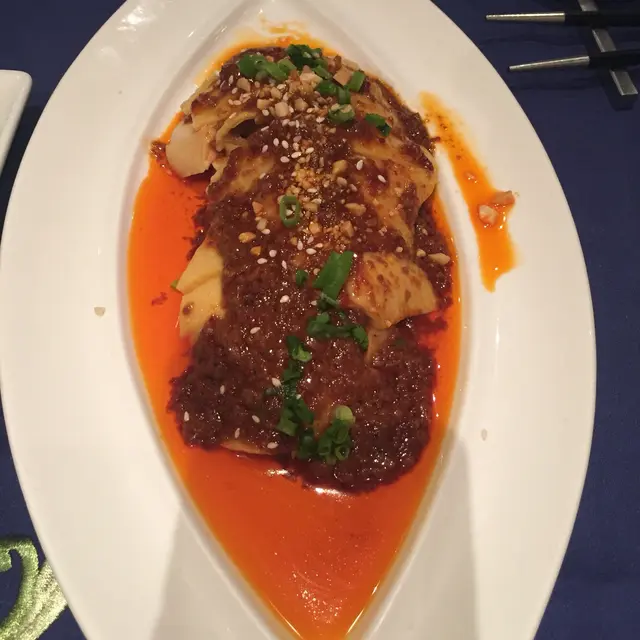 口水雞並不太出色,醬油唔夠麻辣惹味。雞肉倒是軟滑的。