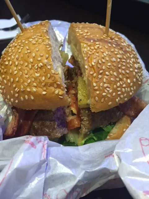 菠蘿煙肉牛肉漢堡