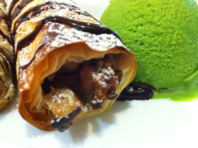 蘋果玉桂香蕉酥皮卷伴雪糕