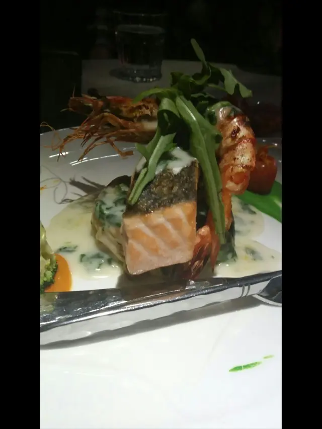 燒大蝦三文魚伴菠菜天使麵