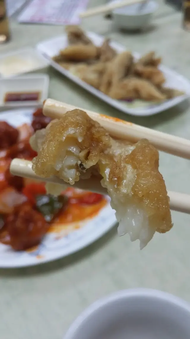 鹹度不會太高，吃的是魚不是一口鹽，嫩滑魚肉不見腥 蘸著酸清開胃的醋汁，油炸帶來的熱氣及膩口感頓時無蹤