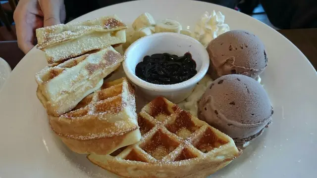 waffle 外脆內軟,朱古力醬好濃郁唔漏,配埋雪糕同香蕉食,超夾!