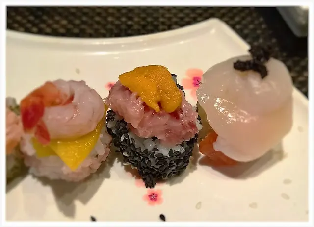 海膽吞拿魚蓉黑芝麻卷