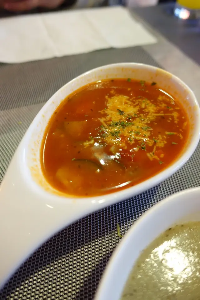 以橙紅色的湯底，一定加入茄膏，來調味及添色