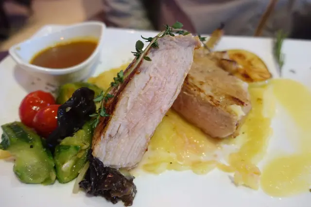 店方的黑毛豬鞍扒，烹調至九成熟，依然肉質鬆化及保持 juicy！