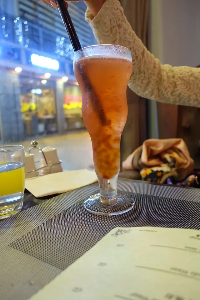 以士多啤梨汁混合梳打，加入伯爵茶水晶及意大利榛子；不論味道抑或口感也層次分明！