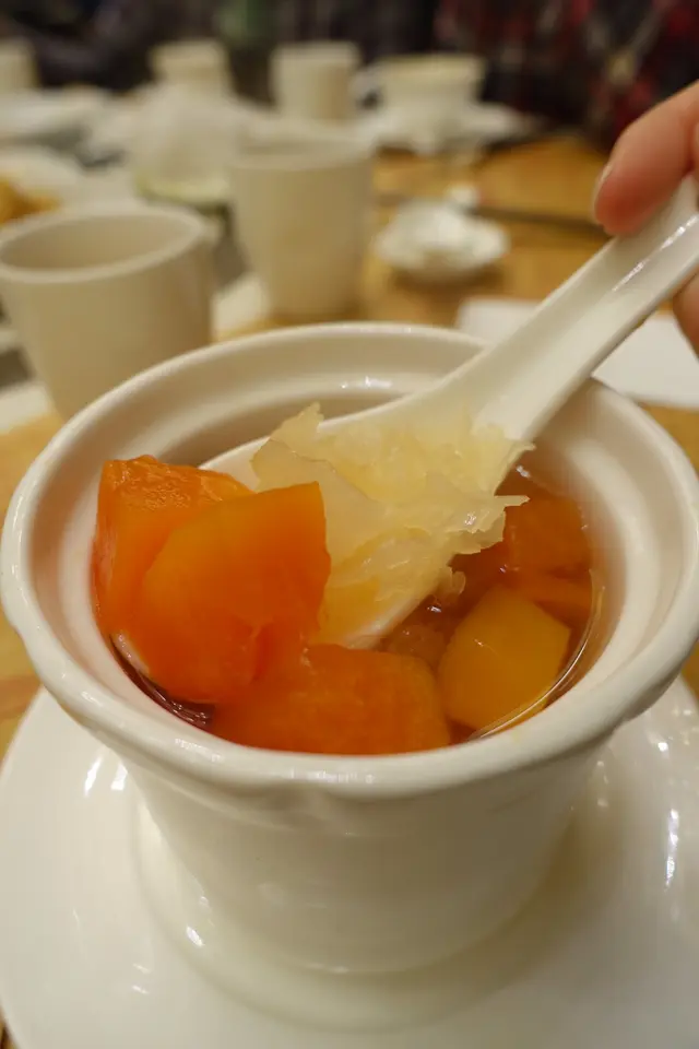 橙紅色的木瓜熟透甜美！雪耳則軟滑微爽！
