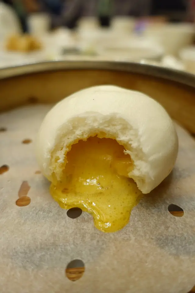 輕輕一口咬開，奶黃流沙餡急不及待湧出來