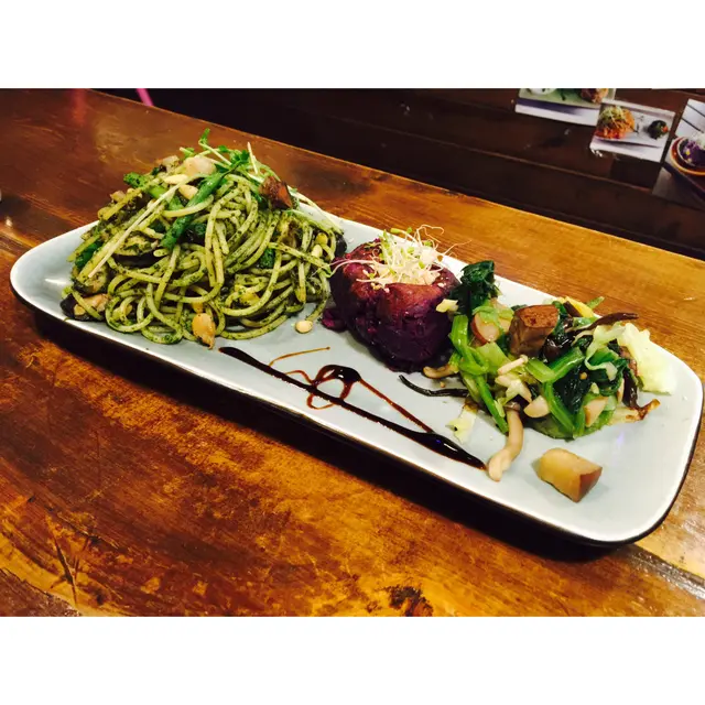 香草雜菌松籽仁意粉配焗紫心蕃薯