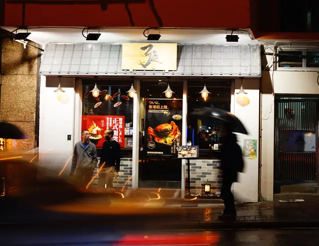 走上幾級樓梯,穿過玻璃門玻璃門走進餐廳