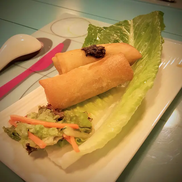 炸春卷,皮脆不肥膩,一條是用香蕉包成的,咸和甜的味道十分配合,另外一條是用香菇包成