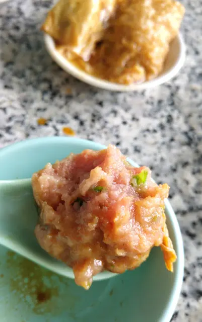 牛肉夾雜陳皮絲和蔥粒, 令味道更香濃