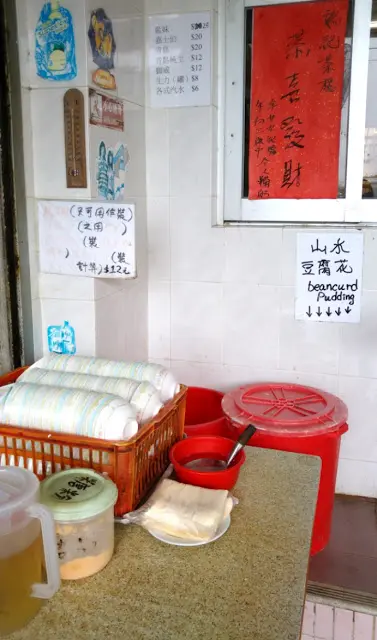 用一大紅膠筒載著