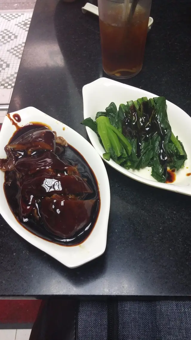 肥嘟嘟的豬皮滑溜甘腴得不行,就算明知那是脂肪多多的邪惡東西都唔會忍到